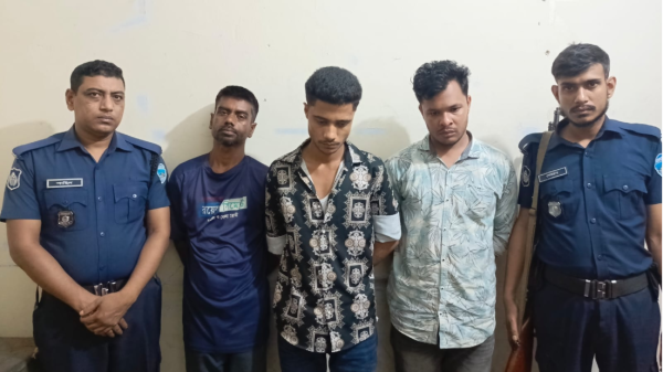 রাঙ্গামাটি কোতোয়ালী পুলিশের অ্যাকশন: ইয়াবাসহ ২ জুয়াড়ি ও ১ পলাতক আসামি গ্রেফতার